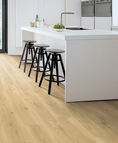 „Quick-Step“ vinilinės grindys ir prabangios vinilinės plytelės &ndash; tobula grindų danga virtuvei